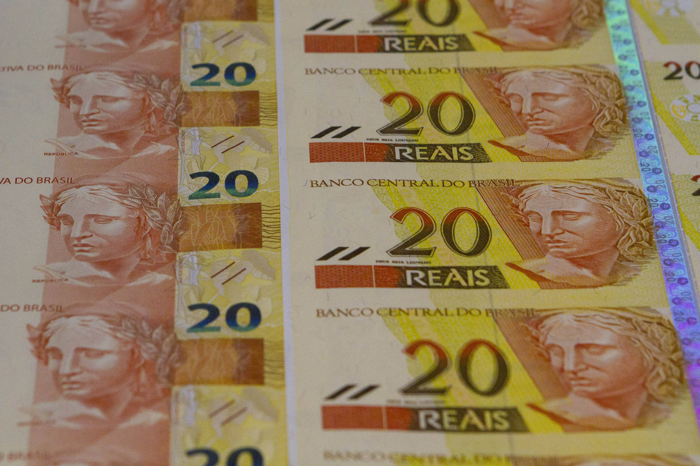Juros caem há 16 meses, mas taxa do cheque especial não sai do lugar